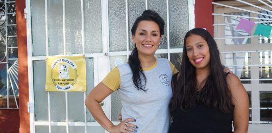 Natalia López, docente responsable de la institución, fundadora y guía Montessori, junto a Lorena Cornejo, docente de Taller (nivel Primario).